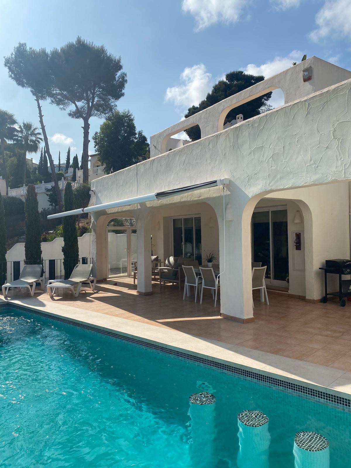 FANTASTIC IBIZA STYLE VILA WITH SEA VIEWS IN THE HEART OF MORAIRA