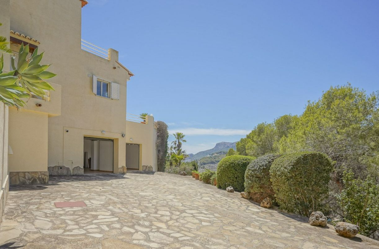 VERY NICE VILLA WITH AMAZING SEA AND MOUNTAIN VIEWS IN CALPE