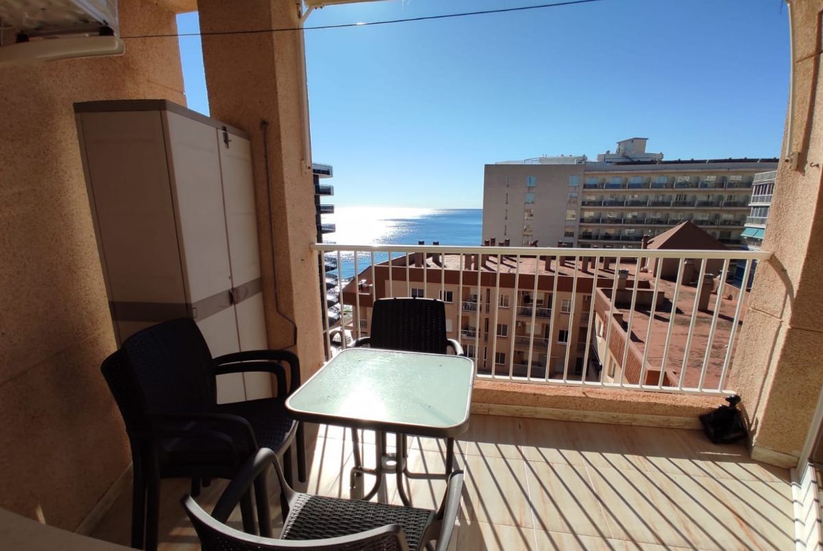 Central apartment with sea views and terrace in Calpe.