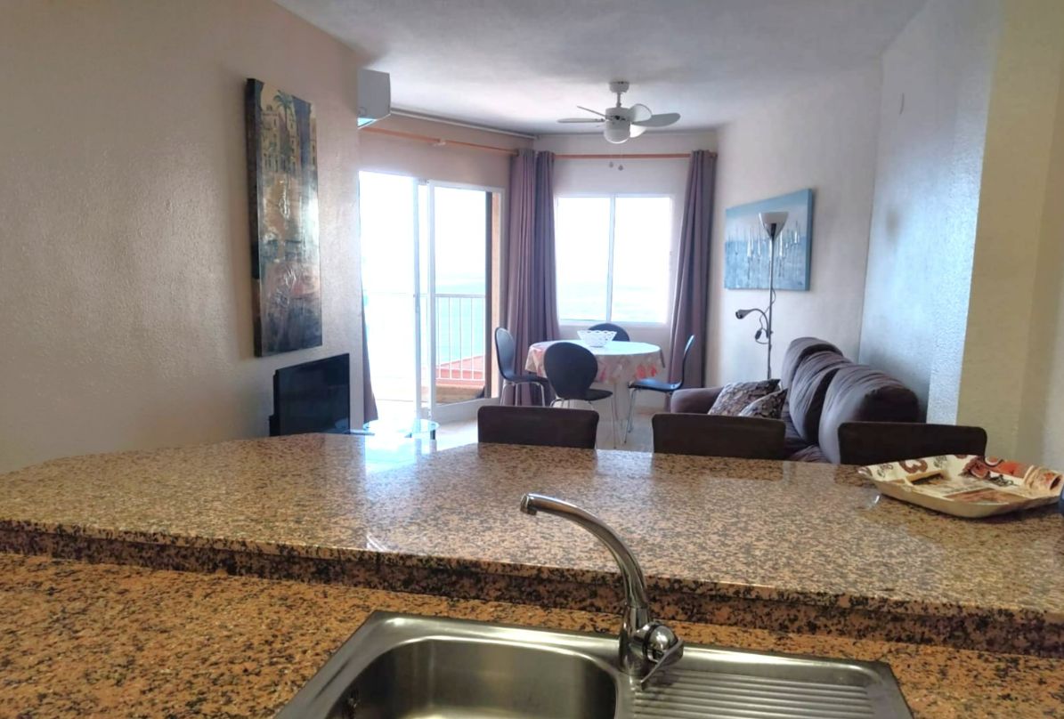 Central apartment with sea views and terrace in Calpe.