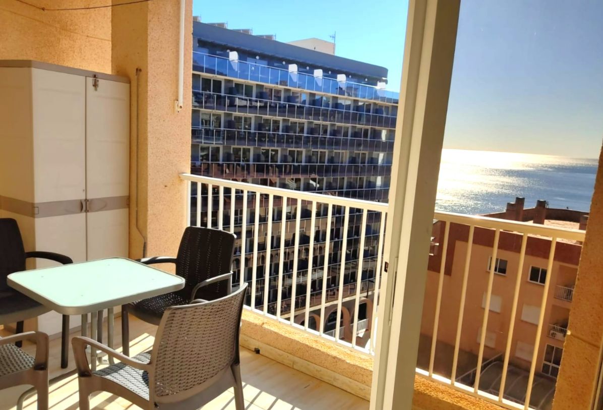Central apartment with sea views and terrace in Calpe.