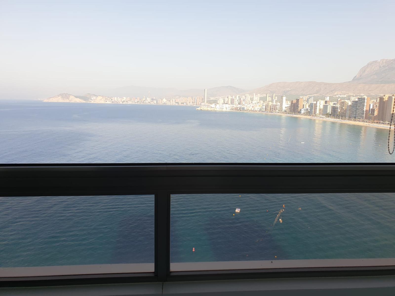 GORGEOUS APARTMENT ON THE FRONT LINE OF BENIDORM WITH SPECTACULAR VIEWS