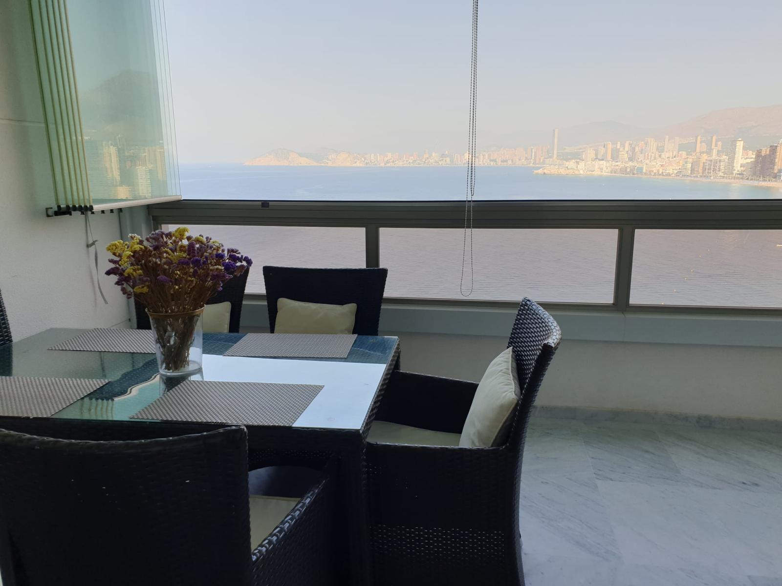 GORGEOUS APARTMENT ON THE FRONT LINE OF BENIDORM WITH SPECTACULAR VIEWS