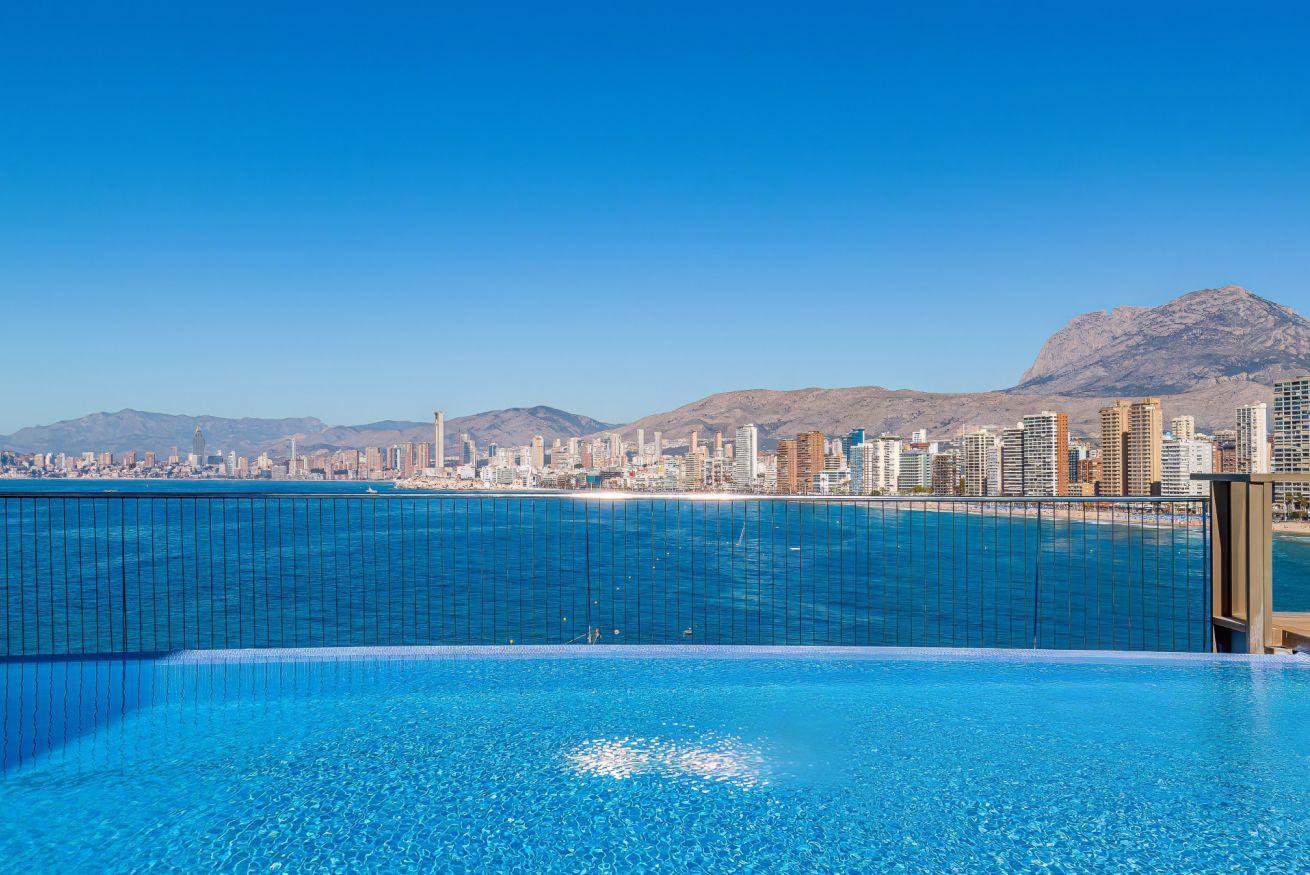 GORGEOUS APARTMENT ON THE FRONT LINE OF BENIDORM WITH SPECTACULAR VIEWS