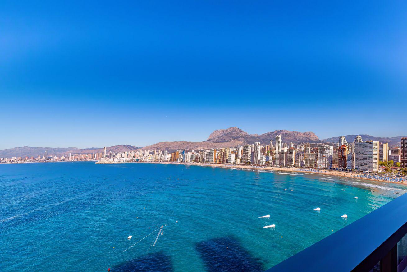 GORGEOUS APARTMENT ON THE FRONT LINE OF BENIDORM WITH SPECTACULAR VIEWS