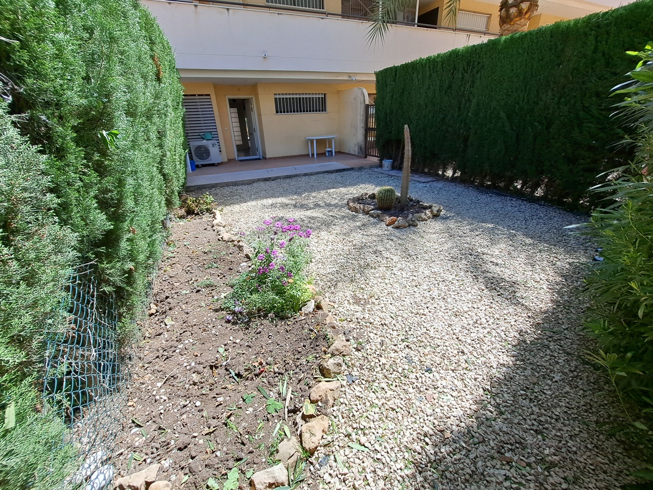 Nice groundfloor apartment with terrace and garden