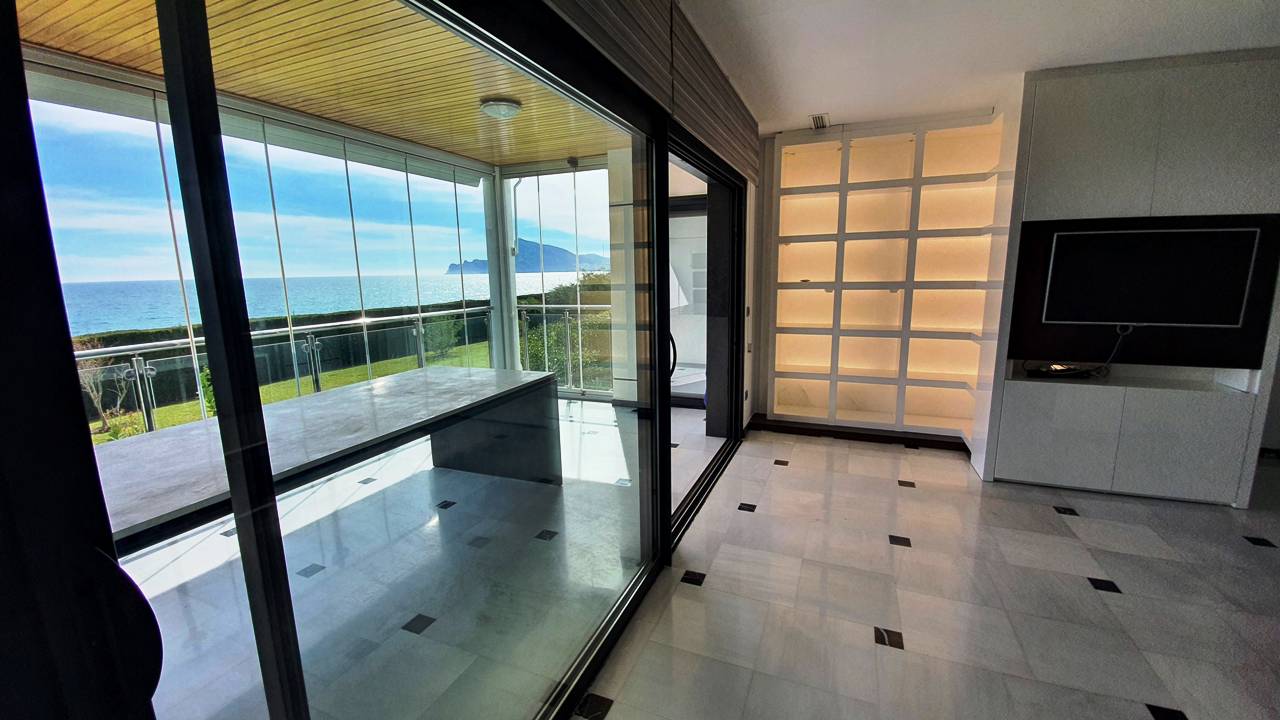 Fantastisch groot luxe duplex appartement eerste lijn met uitzicht op zee