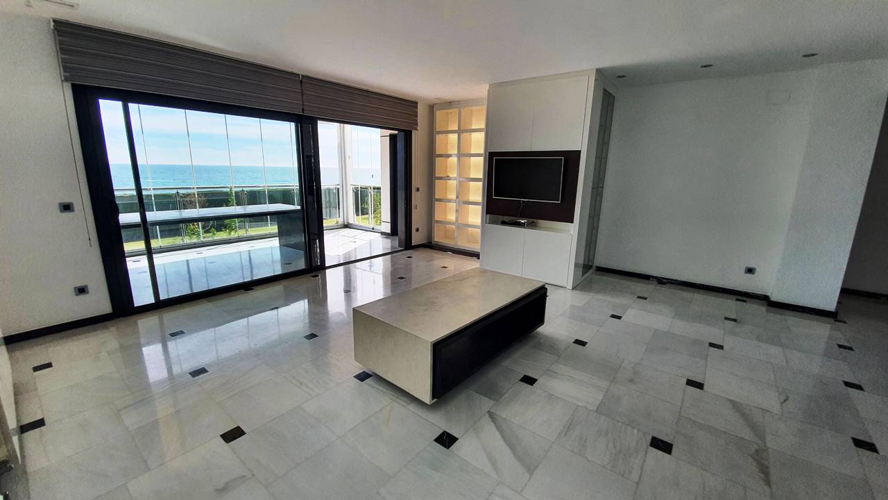 Fantastisch groot luxe duplex appartement eerste lijn met uitzicht op zee